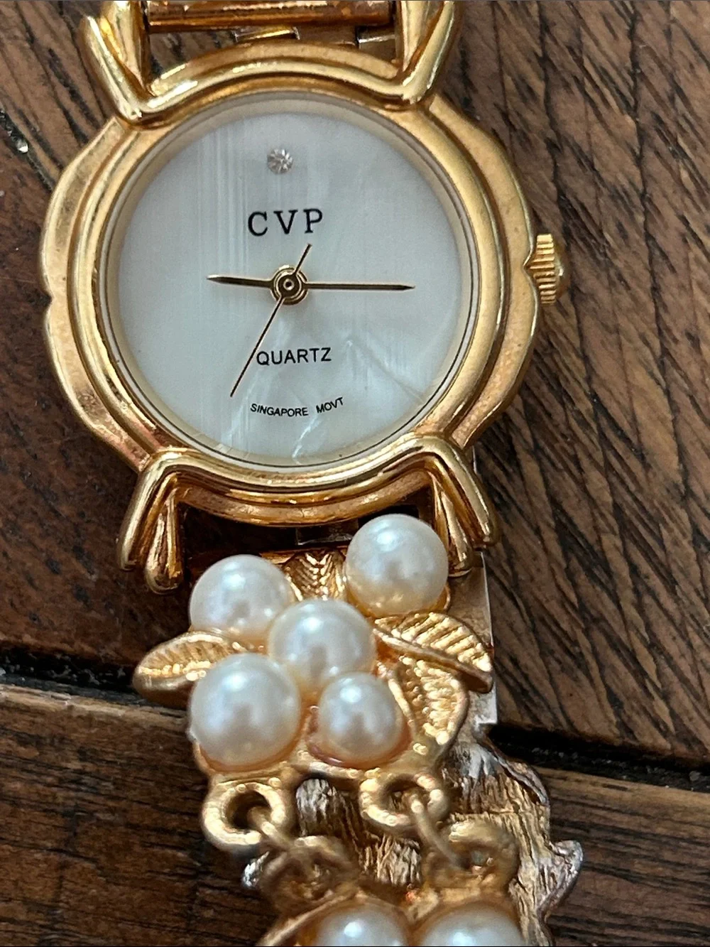 vintage CVP Primrose Pearl Watch, a gold-tone women's quartz  need battery